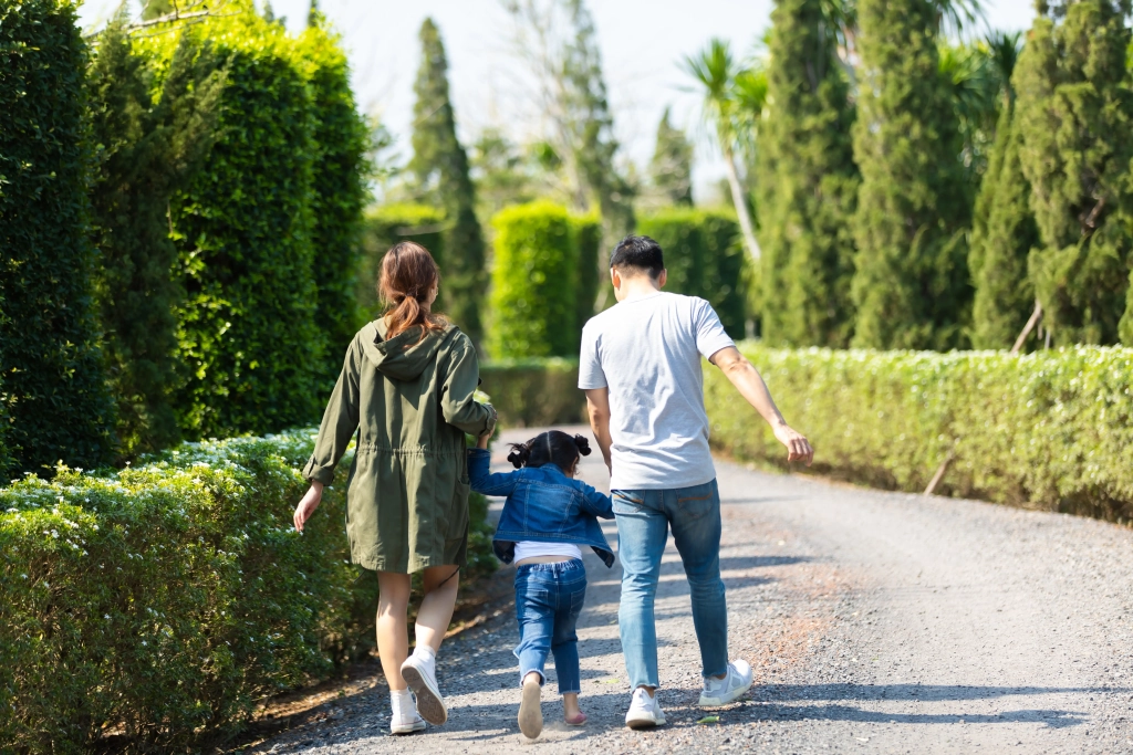 happy-asian-family-walking-holding-hand-together-with-children-park-happy-family-father-mother-child-daughter